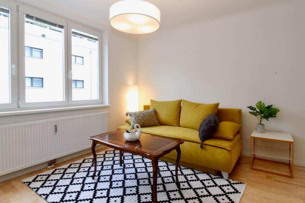 Central Charm - Comfortable 3-br Apartamento